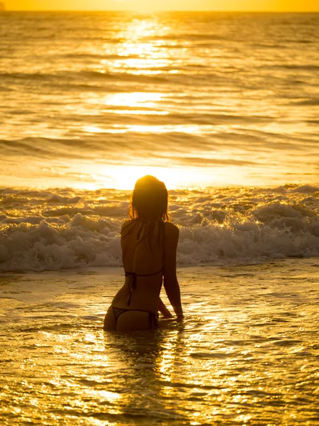 Puesta de sol tropical en la playa. Ao-Nang. Cangrejo —  Fotos de Stock