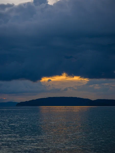 Tropischer Sonnenuntergang am Strand. Ao-Nang. Krabi — Stockfoto