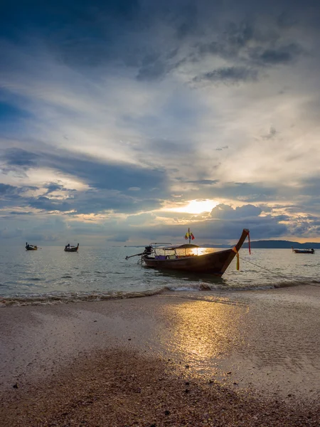 Puesta de sol tropical en la playa. Ao-Nang. Cangrejo — Foto de Stock