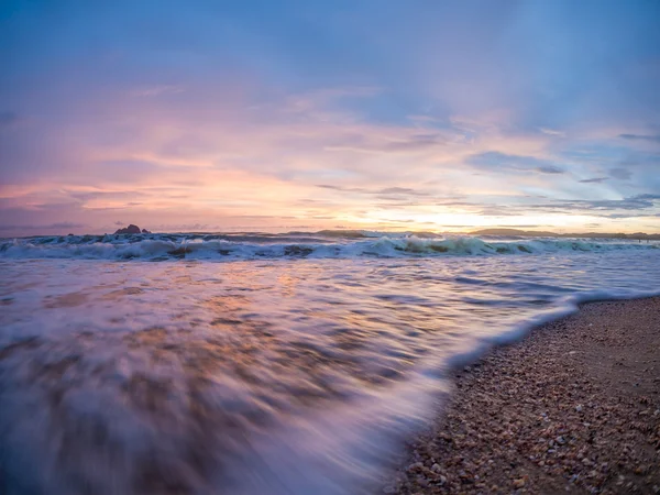 Puesta de sol tropical en la playa. Ao-Nang. Cangrejo —  Fotos de Stock