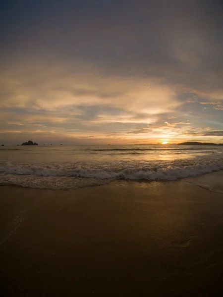 Puesta de sol tropical en la playa. Ao-Nang. Cangrejo — Foto de Stock