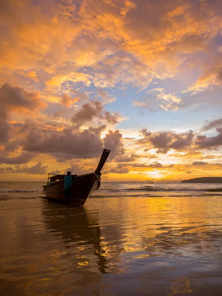 Coucher de soleil tropical sur la plage. Ao-Nang. Krabi — Photo