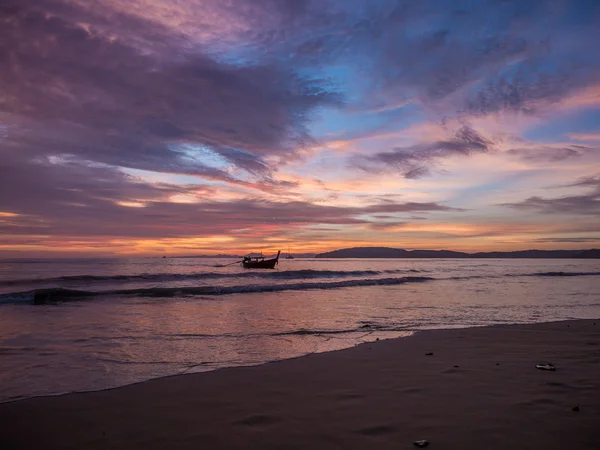 Puesta de sol tropical en la playa. Ao-Nang. Cangrejo —  Fotos de Stock