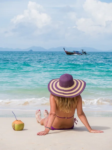 Mujer en la playa en Tailandia — Foto de Stock