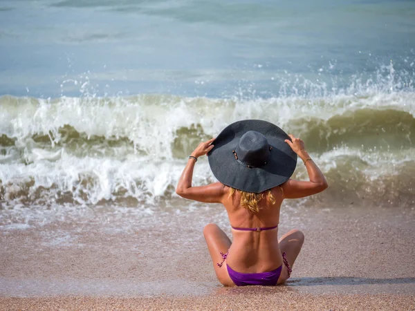 Kvinna på stranden i thailand — Stockfoto