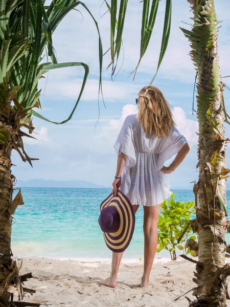 Mujer en la playa en Tailandia — Foto de Stock