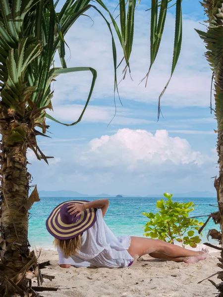 Donna sulla spiaggia in Thailandia — Foto Stock