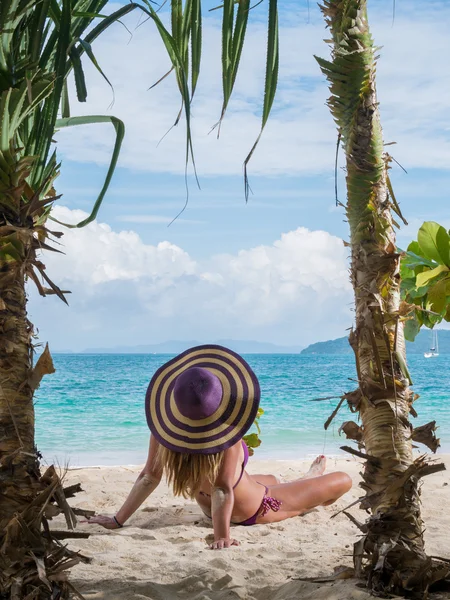 Woman on the beach in Thailand — Stock Photo, Image