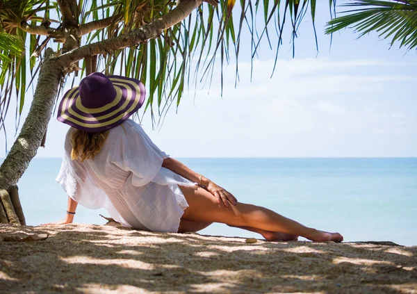 Donna sulla spiaggia in Thailandia — Foto Stock