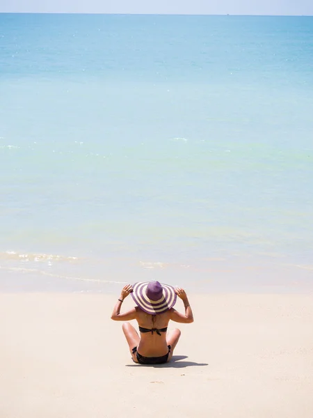 Mujer en la playa en Tailandia — Foto de Stock