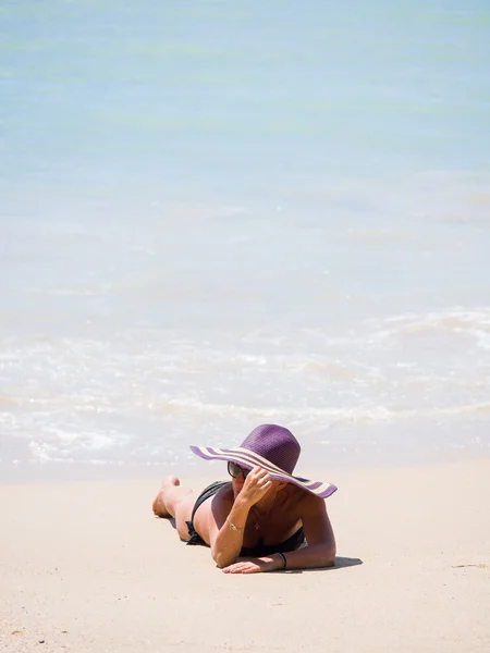 Femme sur la plage en Thaïlande — Photo