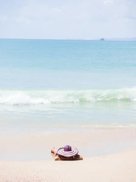 Mulher na praia na Tailândia — Fotografia de Stock