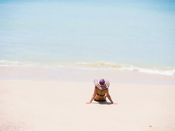 Nő a tengerparton, Thaiföld — Stock Fotó