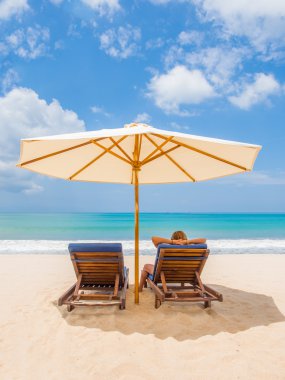 Kız sahilde bir mevsim kış tatil var