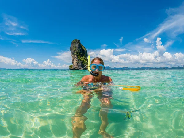 Hermosa mujer haciendo snorkel en Krabi Tailandia — Foto de Stock