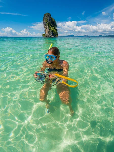 Hermosa mujer haciendo snorkel en Krabi Tailandia —  Fotos de Stock