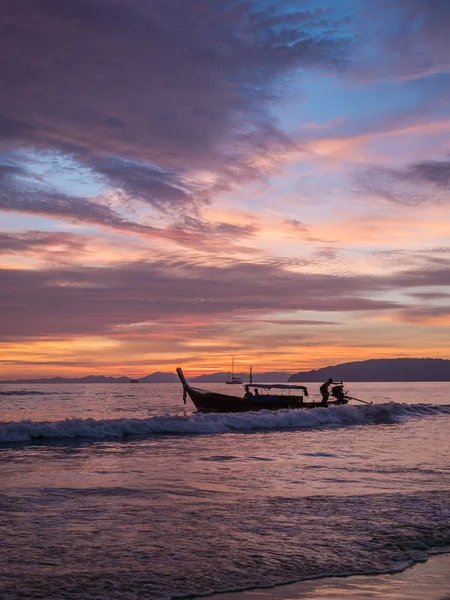 Tropical sunset on the beach. Ao-Nang. Krabi — Stock Photo, Image