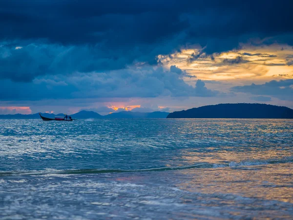 Tropický západ slunce na pláži. Ao-Nang. Krabi — Stock fotografie