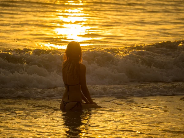 Tropical sunset on the beach. Ao-Nang. Krabi — Stock Photo, Image