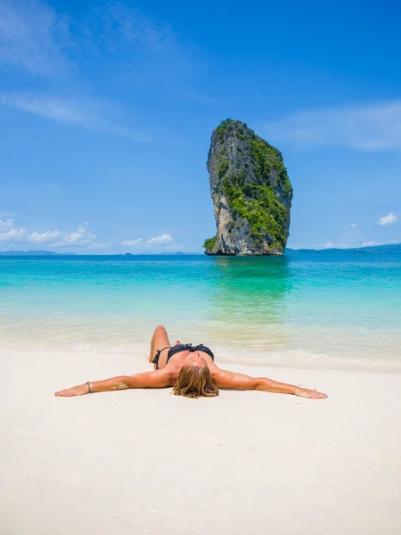Femme sur la plage en Thaïlande — Photo
