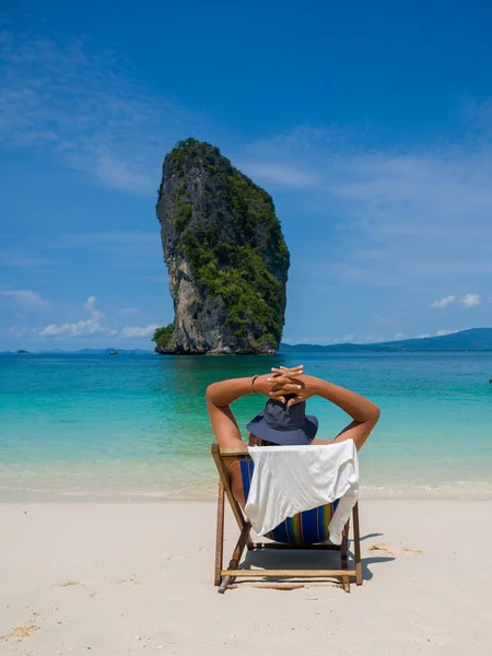 Uomo rilassante sulla spiaggia — Foto Stock