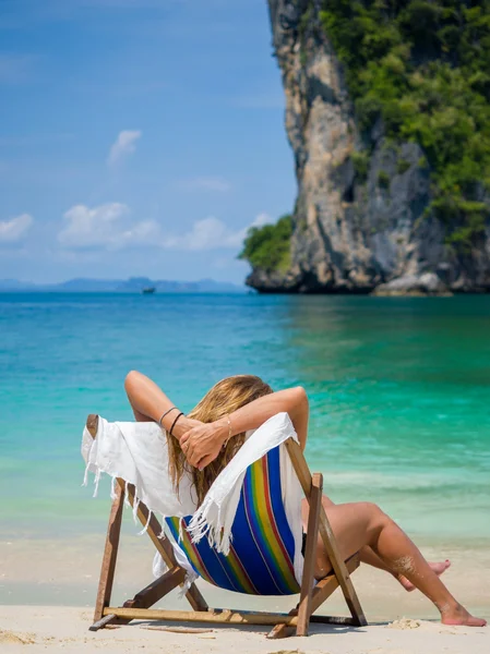 Mulher na praia na Tailândia — Fotografia de Stock