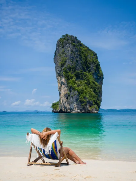 Mulher na praia na Tailândia — Fotografia de Stock