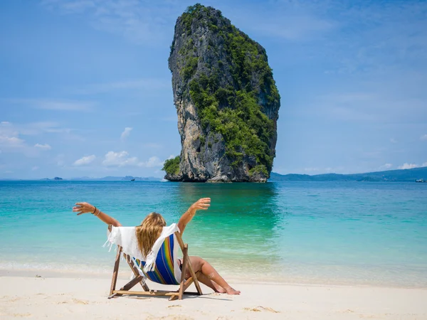 Mujer en la playa en Tailandia — Foto de Stock