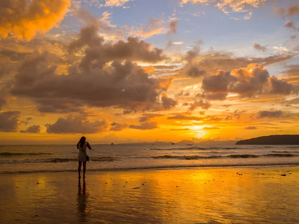 Tramonto tropicale sulla spiaggia. Ao-Nang. Krabi — Foto Stock