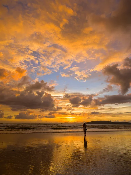 Tropisk solnedgång på stranden. Ao-Nang. Krabi — Stockfoto