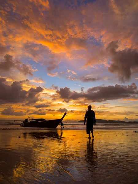 Puesta de sol tropical en la playa. Ao-Nang. Cangrejo —  Fotos de Stock