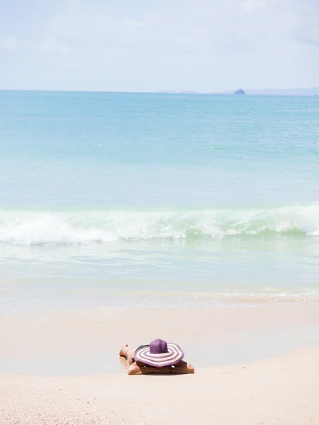 Vrouw aan het strand in thailand — Stockfoto