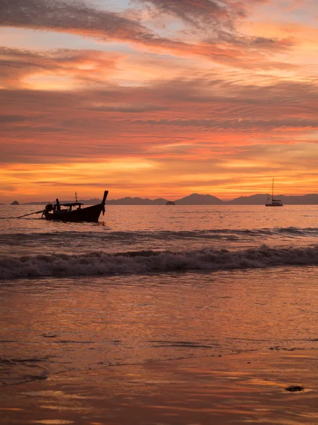 Tropical sunset on the beach. Ao-Nang. Krabi — Stock Photo, Image