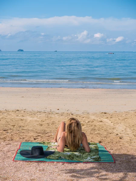 Bela mulher na praia. — Fotografia de Stock