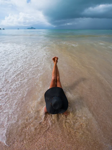 Belle femme sur la plage. — Photo