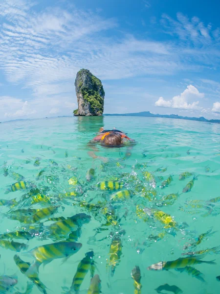 Femme plongée en apnée à Krabi Thaïlande — Photo