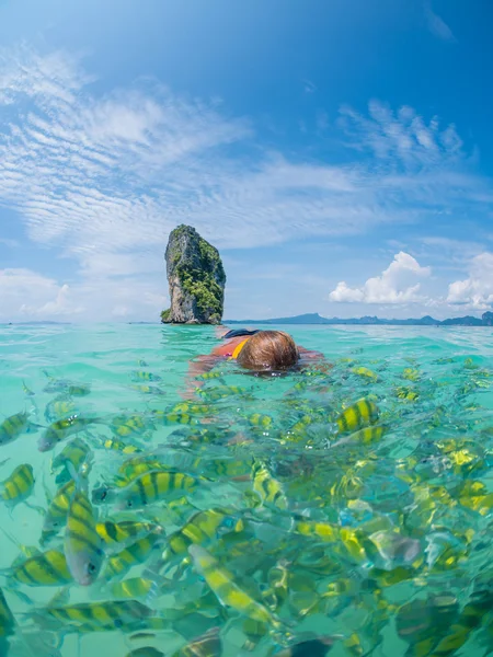 Vrouw snorkelen in Krabi Thailand — Stockfoto