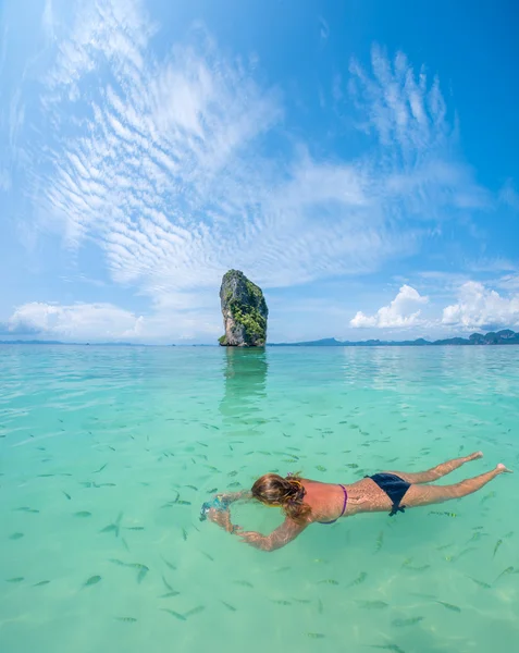 Kvinnan snorkling i Krabi Thailand — Stockfoto