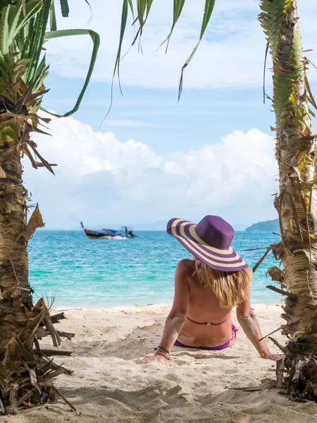 Mooie vrouw op het strand. — Stockfoto