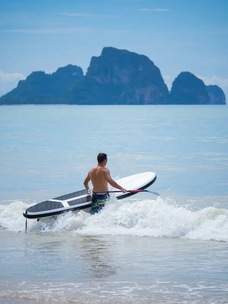 Man Stand up paddle surfen in Thailand — Stockfoto