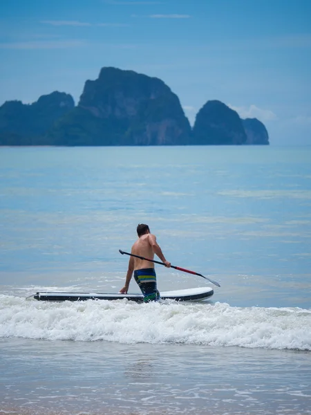 Homme Stand up paddle surf en Thaïlande — Photo