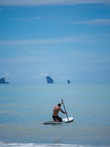 Man Stand up paddle surfen in Thailand — Stockfoto