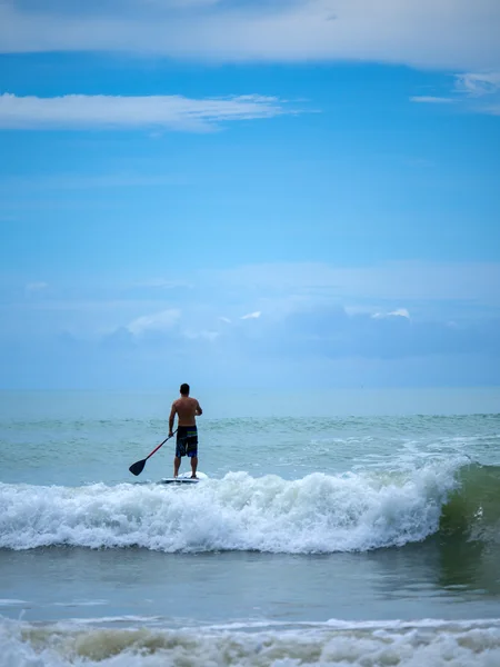 Mężczyzna stanąć kajaki surfowania w Tajlandii — Zdjęcie stockowe
