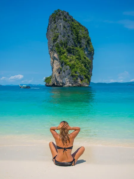 Bella donna sulla spiaggia. Isola di Poda . — Foto Stock