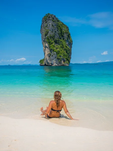 Belle femme sur la plage. Poda île . — Photo