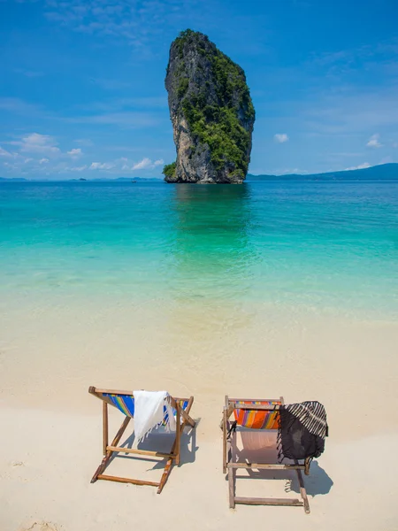 坐在椅子上美丽的海滩 — 图库照片