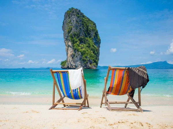 Liegestuhl am schönen Strand — Stockfoto