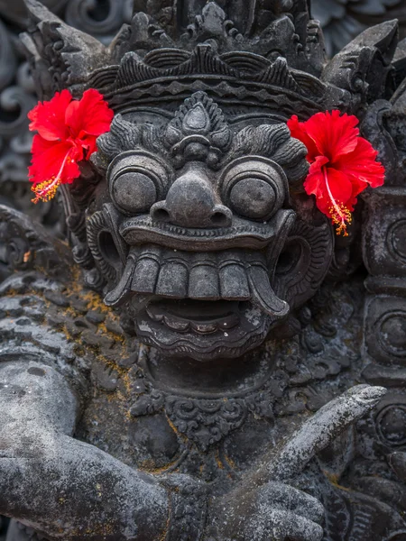 在巴厘岛寺庙入口门上的石头雕塑 — 图库照片