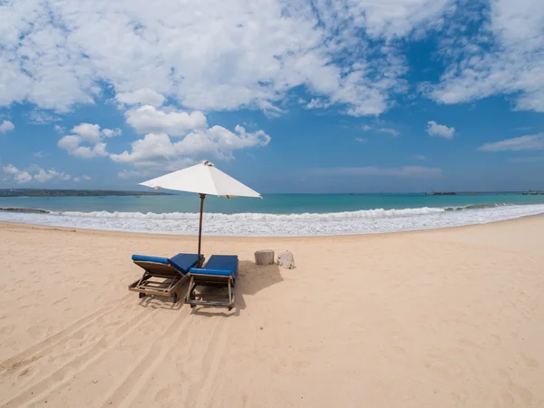 放松与阳伞在白色沙滩上的沙发椅子 — 图库照片
