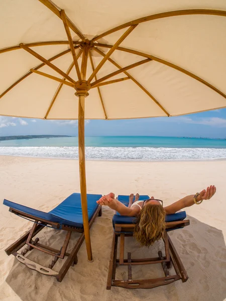 Menina tem umas férias sazonais de inverno na praia — Fotografia de Stock